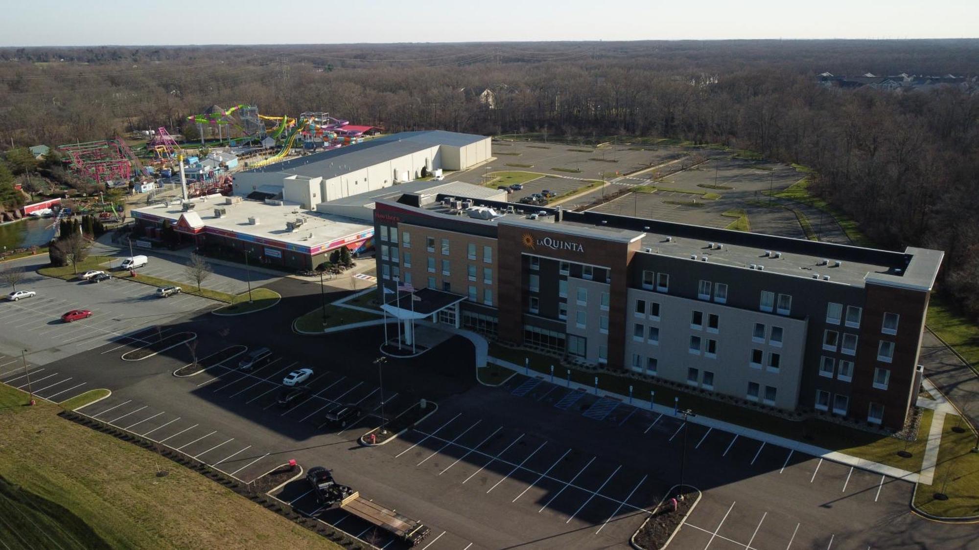 La Quinta Inn & Suites By Wyndham Mount Laurel Moorestown Exterior photo