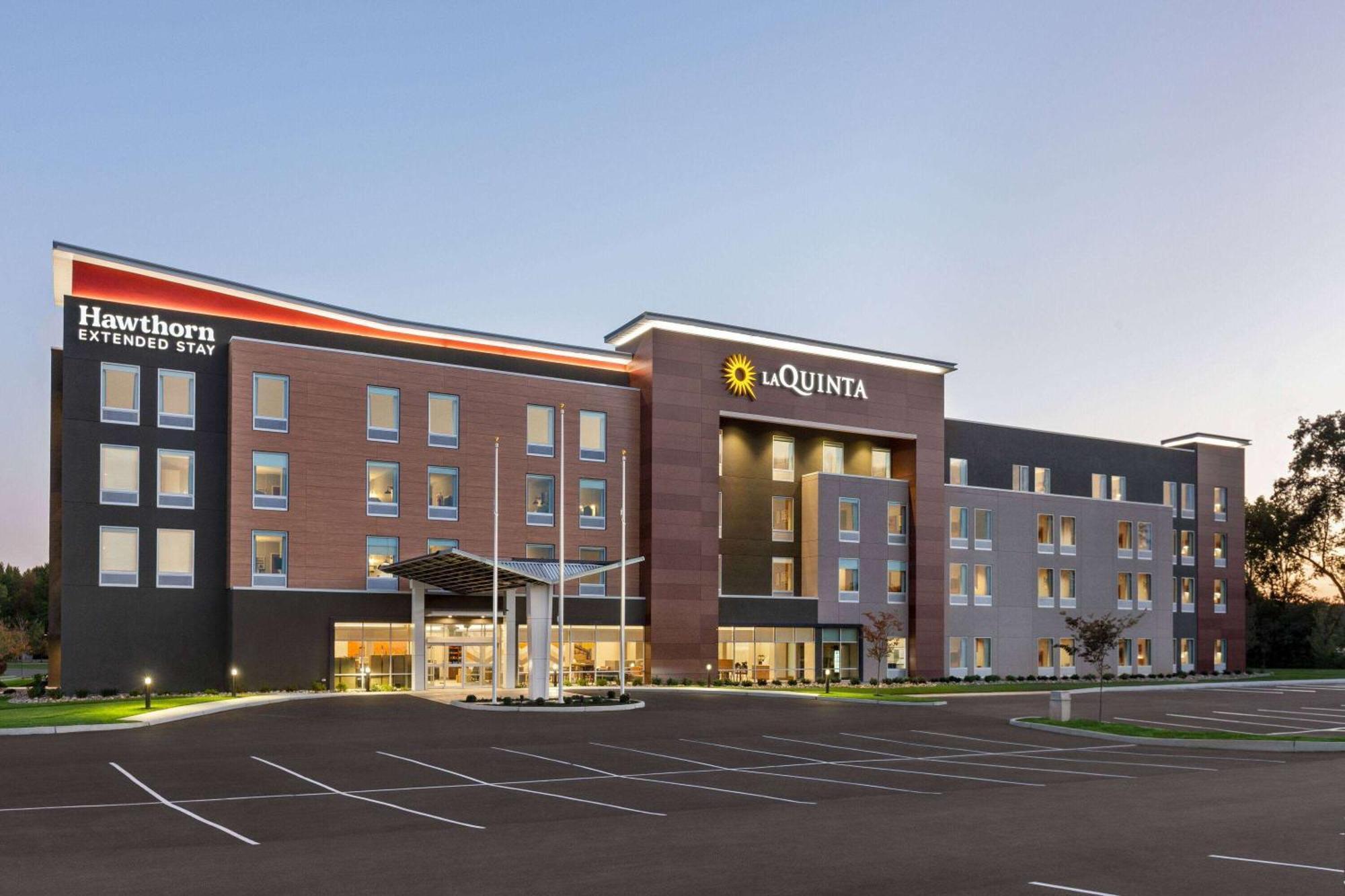 La Quinta Inn & Suites By Wyndham Mount Laurel Moorestown Exterior photo